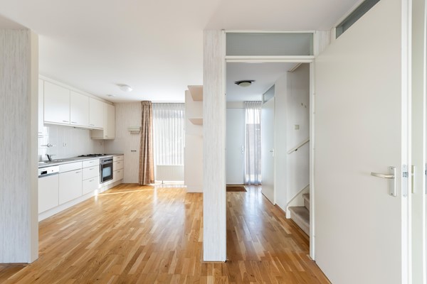 Foto - Te koop: Ruime dubbele benedenwoning met parkeerplaats!